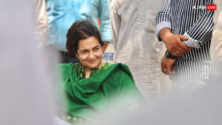 सियासी गलियारों में किरण चौधरी का सीधा इशारा हरियाणा के पूर्व मुख्यमंत्री भूपेंद्र सिंह हुड्डा की ओर माना जा रहा है.