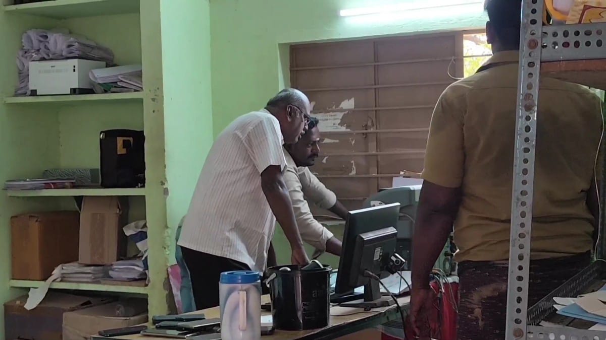 லுங்கியில் ஆட்டோ டிரைவர் போல் வந்த லஞ்சை ஒழிப்புத்துறை - வட்டார போக்குவரத்து அலுவலகத்தில் அதிரடி ரெய்டு