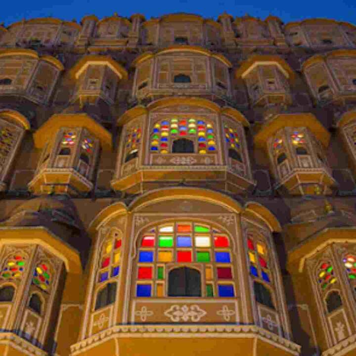 ਰਾਜਸਥਾਨ ਦੀ ਰਾਜਧਾਨੀ ਜੈਪੁਰ ਹੈ। ਇਸਨੂੰ ਪਿੰਕ ਸਿਟੀ ਵੀ ਕਿਹਾ ਜਾਂਦਾ ਹੈ। ਇੱਥੇ ਸਿਰਫ਼ ਭਾਰਤੀ ਹੀ ਨਹੀਂ ਸਗੋਂ ਵਿਦੇਸ਼ੀ ਵੀ ਆਉਂਦੇ ਹਨ। ਜੈਪੁਰ 'ਚ ਹਵਾ ਮਹਿਲ ਕਾਫੀ ਮਸ਼ਹੂਰ ਹੈ, ਇਸ ਨੂੰ ਦੇਖਣ ਲਈ ਲੋਕ ਦੂਰ-ਦੂਰ ਤੋਂ ਆਉਂਦੇ ਹਨ। ਇੱਥੇ ਅਸੀਂ ਤੁਹਾਨੂੰ ਦੱਸਣ ਜਾ ਰਹੇ ਹਾਂ ਕਿ ਹਵਾ ਮਹਿਲ ਦਾ ਨਾਂ ਕਿਵੇਂ ਪਿਆ।