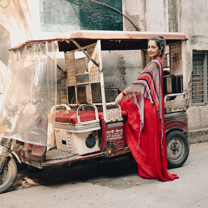 चंद्रिका गेरा दीक्षित किंवा दिल्लीची वडा पाव गर्ल... ही दोन्ही नावं तुम्ही सोशल मीडियावर ऐकली असतील, जी त्यांच्या 'वडा पाव'मुळे बराच काळ चर्चेत राहिली .