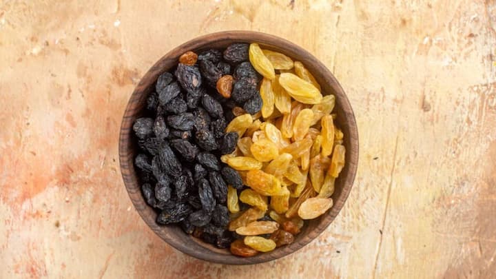 टाइम्स ऑफ इंडिया में छपी खबर के मुताबिक बिल्कुल गर्मियों में किशमिश को भिगोकर खा सकते हैं लेकिन जिन लोगों के हाथ-पैर गर्म रहते हैं उन्हें काली किशमिश खाने से बचना चाहिए,