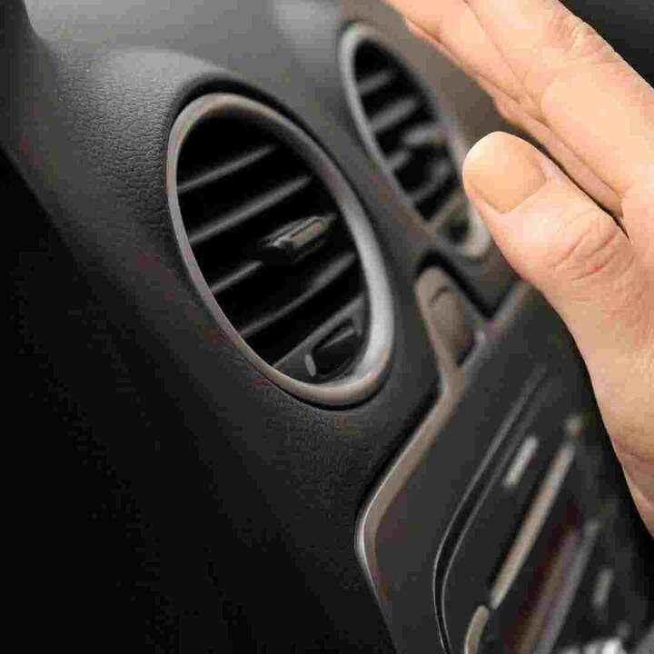 ਕਈ ਖੋਜਾਂ ਵਿੱਚ ਇਹ ਗੱਲ ਸਾਹਮਣੇ ਆਈ ਹੈ ਕਿ ਕਾਰ ਵਿੱਚ ਬੈਠਣ ਦੇ ਤੁਰੰਤ ਬਾਅਦ ਏਸੀ ਨੂੰ ਚਾਲੂ ਕਰਨ ਨਾਲ ਸਾਨੂੰ ਗੰਭੀਰ ਨੁਕਸਾਨ ਹੋ ਸਕਦਾ ਹੈ। ਦਰਅਸਲ, ਲੋਕ ਜਿਵੇਂ ਹੀ ਕਾਰ ਵਿਚ ਬੈਠਦੇ ਹਨ, ਉਹ ਨਾ ਸਿਰਫ ਏਸੀ ਨੂੰ ਚਾਲੂ ਕਰਦੇ ਹਨ, ਸਗੋਂ ਖਿੜਕੀਆਂ ਵੀ ਬੰਦ ਰੱਖਦੇ ਹਨ। ਅਜਿਹੀ ਸਥਿਤੀ ਵਿੱਚ, AC ਵਿੱਚੋਂ ਇੱਕ ਗੈਸ ਨਿਕਲਦੀ ਹੈ ਜਿਸ ਨੂੰ ਬੈਂਜੀਨ ਕਿਹਾ ਜਾਂਦਾ ਹੈ। ਇਸ ਦਾ ਸਾਡੀ ਸਿਹਤ 'ਤੇ ਬੁਰਾ ਪ੍ਰਭਾਵ ਪੈਂਦਾ ਹੈ। ਕਾਰ ਵਿੱਚ ਜ਼ਿਆਦਾਤਰ ਚੀਜ਼ਾਂ ਪਲਾਸਟਿਕ ਜਾਂ ਫਾਈਬਰ ਦੀਆਂ ਬਣੀਆਂ ਹੁੰਦੀਆਂ ਹਨ ਅਤੇ ਜਦੋਂ ਉਹ ਬਹੁਤ ਜ਼ਿਆਦਾ ਗਰਮ ਹੁੰਦੀਆਂ ਹਨ, ਤਾਂ ਇਹ ਗੈਸਾਂ ਨਿਕਲਦੀਆਂ ਹਨ। ਇਸ ਲਈ ਖਿੜਕੀਆਂ ਨੂੰ ਹਮੇਸ਼ਾ ਸ਼ੁਰੂ ਵਿਚ ਹੀ ਖੋਲ੍ਹਣਾ ਚਾਹੀਦਾ ਹੈ। ਜ਼ਿਆਦਾ ਦੇਰ ਤੱਕ ਧੁੱਪ 'ਚ ਖੜ੍ਹੀ ਕਾਰ 'ਚ ਬੈਠਣ ਤੋਂ ਪਹਿਲਾਂ ਇਸ ਦੀਆਂ ਖਿੜਕੀਆਂ ਖੋਲ੍ਹ ਦਿਓ ਕਿਉਂਕਿ ਅੰਦਰ ਬਣੀ ਗੈਸ ਕਈ ਵਾਰ ਘਾਤਕ ਵੀ ਸਾਬਤ ਹੁੰਦੀ ਹੈ।