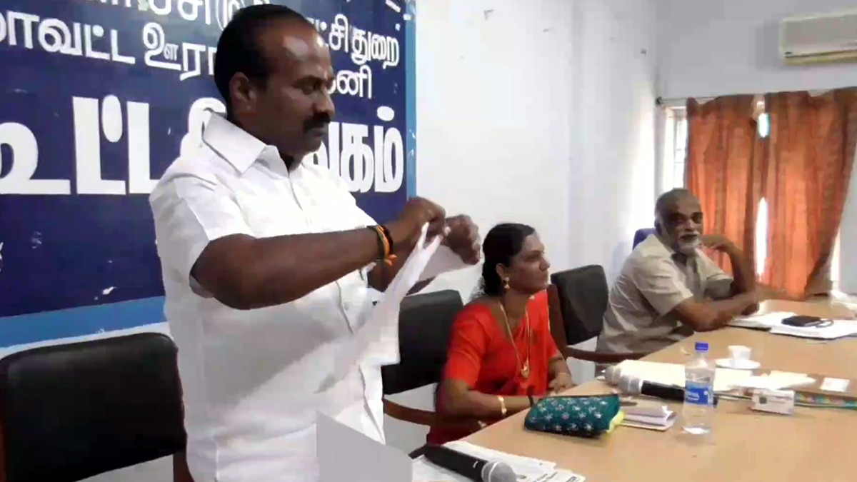 ஓய்வு பெற்ற நீதிபதி சந்துரு குழுவின் அறிக்கை நகல்  கிழிப்பு - தேனி ஊராட்சி குழு கூட்டத்தில் பரபரப்பு