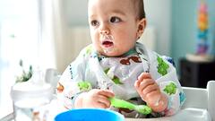 Baby Treat : ਕਿਸ ਉਮਰ ਵਿਚ ਬੱਚਿਆਂ ਨੂੰ ਖਾਣਾ ਖਾਣ ਦੀ ਸਿਖਲਾਈ ਦੇਣੀ ਸ਼ੁਰੂ ਕਰ ਦੇਣੀ ਚਾਹੀਦੀ ਹੈ ?