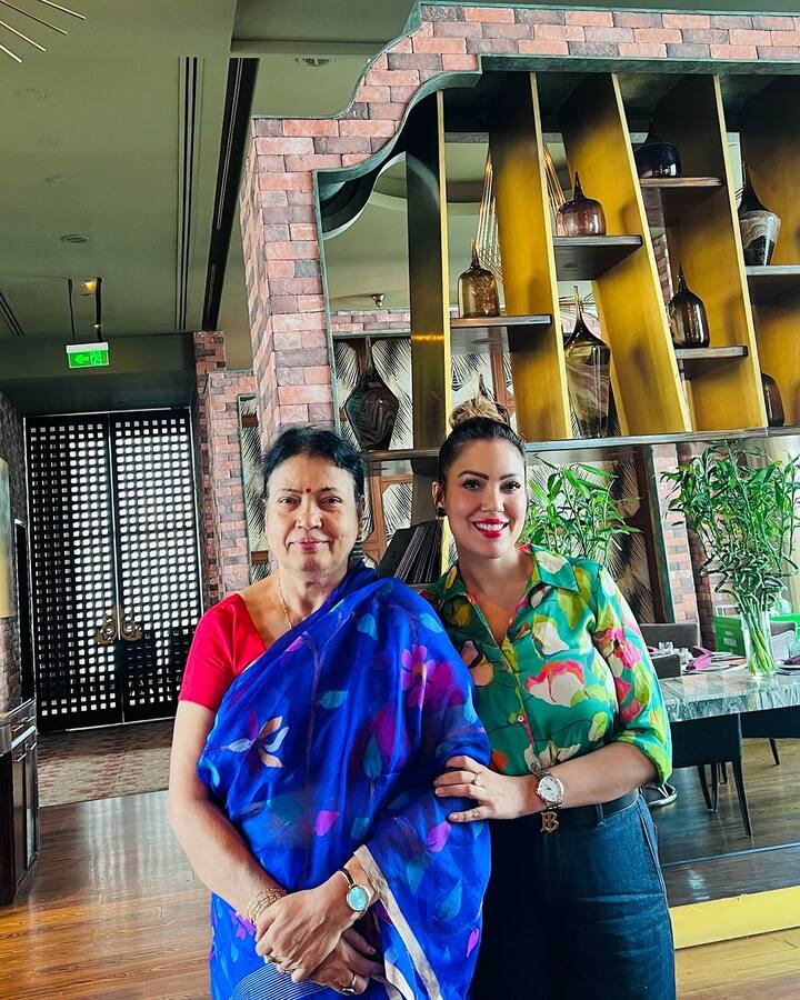 मुनमुन दत्ता जिस खास शख्स के साथ लंच डेट पर गईं वो कोई और नहीं बल्कि उनकी प्यारी मां हैं. जी हां एक्ट्रेस ने हाल ही में अपनी मां के साथ स्पेशल टाइम स्पेंड करते हुए सोशल मीडिया पर फोटोज शेयर की है, जिसे फैंस काफी पसंद कर रहे हैं.