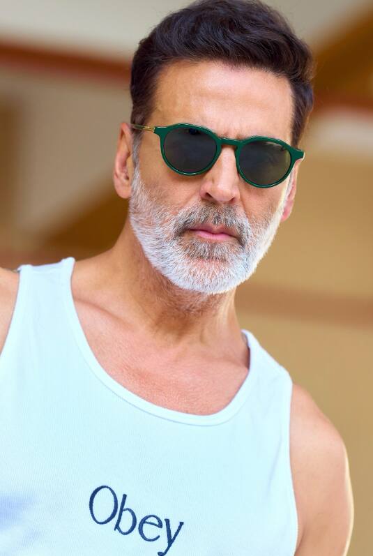अब नाम का अंदाज़ा तो अब आपको हो गया होगा, जी हां, हम यहां जिस अभिनेता की बात कर रहे हैं वह कोई और नहीं बॉलीवुड के खिलाड़ी कुमार यानी अक्षय कुमार हैं.