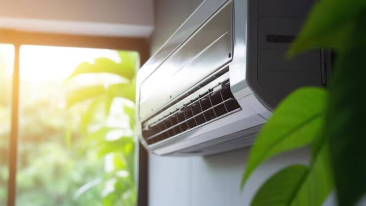 10-12 घंटे लगातार एसी चलाने के बाद इस बीच-बीच में रेस्ट देते रहना चाहिए. इससे आपकी इसी की हेल्थ सही बनी रहती है. लगातार बहुत देर तक एसी चलाने से एसी फटने की संभावना रहती है.