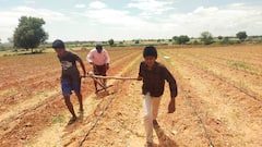 కాడెడ్లుగా మారిన చిన్నారులు - కంటనీరు పెట్టించే అనంతరైతు కష్టం