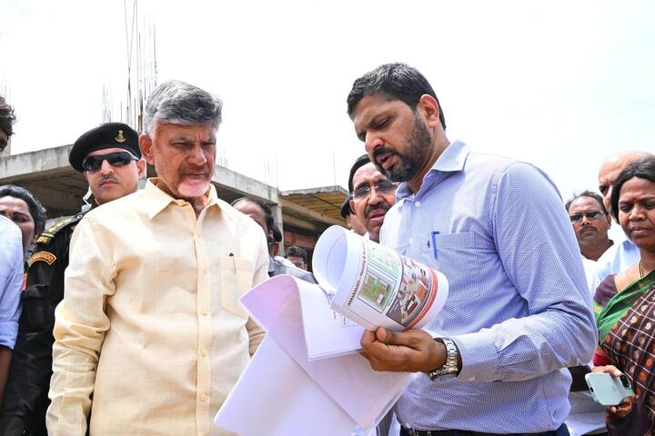అమరావతిలో నిర్మాణాలు, ప్రస్తుత పరిస్థితిని సీఎం చంద్రబాబుకు అధికారులు వివరించారు.