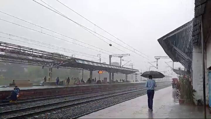 વરસાદ ધીમો થતાં હવે રાહત મળી છે. વહેલી સવારે વરસાદના કારણે સમગ્ર વલસાડ શહેર અને ગ્રામ્ય વિસ્તારોમાં ઠંડક પ્રસરી ગઈ છે.