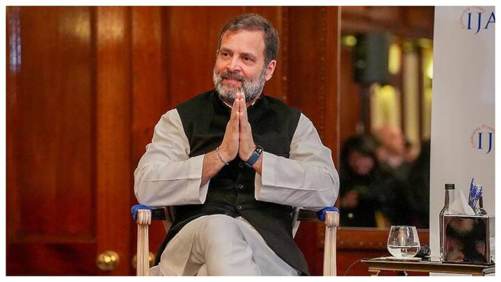 इस इंटरव्यू में राहुल गांधी ने कहा, संख्या कम होने की वजह से हालात बहुत नाजुक है. छोटी से भी गलती सरकार को गिरा सकती है. बस एक बार किसी सहयोगी दल को दूसरी तरफ मुड़ कर देखना है.