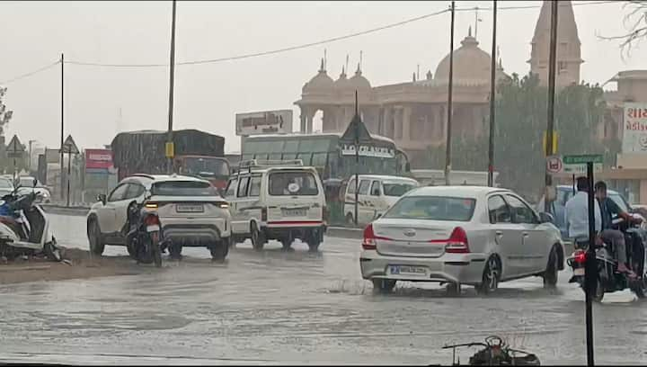 Valsad Rain: વલસાડ જિલ્લાના વાપી અને ઉમરગામ શહેરમાં ગુરુવારે સાંજે ભારે વરસાદ થયો હતો, જેના કારણે જનજીવન પ્રભાવિત થયું હતું.