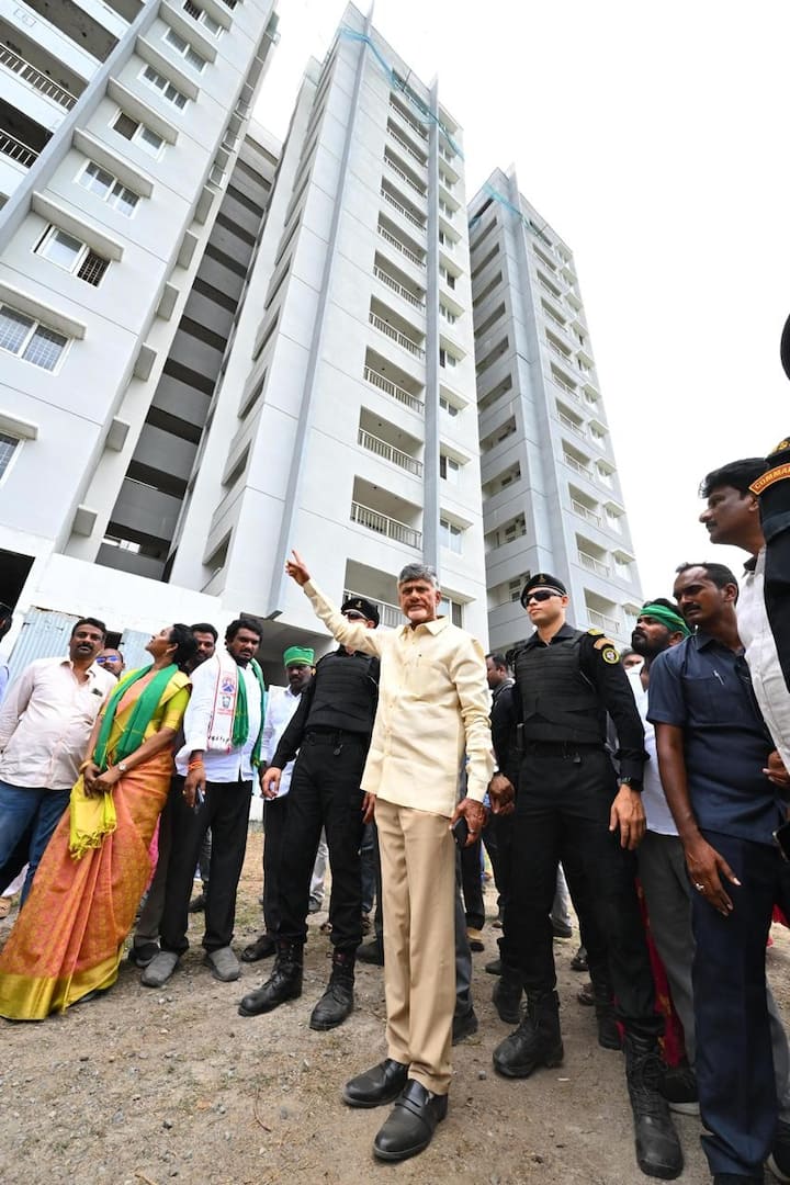 అమరావతి ప్రాంతంలో నిర్మాణాలు పూర్తి కాని బిల్డింగులను సీఎం చంద్రబాబు పరిశీలించారు. ఈ సందర్భంగా గత వైసీపీ ప్రభుత్వంపై తీవ్ర విమర్శలు గుప్పించారు.
