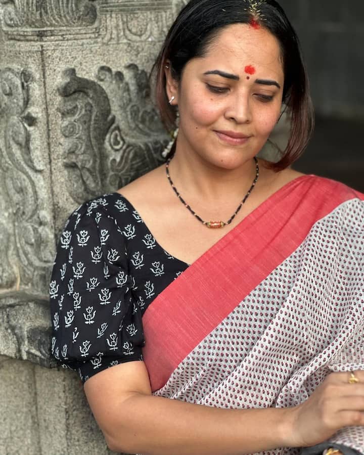 ఈ ఫోటోలకు అభిమానులు సూపర్గా ఉన్నారంటూ కామెంట్స్ పెడుతున్నారు. ఓ నెటిజన్ మాత్రం.. Peru ku thagattuga super pic mam…. Pic enhances the word SUPER అంటూ కామెంట్ పెట్టాడు.(Images Source : Instagram/Anasuya bharadwaj)