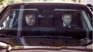 Vladimir Putin ਨੇ Kim Jong ਨੂੰ ਗਿਫ਼ਟ ਕੀਤੀ ਲਗਜ਼ਰੀ ਕਾਰ, ਬੰਬ ਧਮਾਕਿਆਂ ਦਾ ਵੀ ਨਹੀਂ ਪਵੇਗਾ ਕੋਈ ਅਸਰ