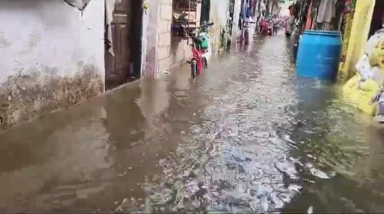 Heavy rain in Kalyan Dombivli roads flooded maharashtra weather news पहिल्याच मुसळधार पावसात कल्याण डोंबिवलीची दाणादाण, रस्ते जलमय, अनेकांच्या घरात शिरलं पाणी