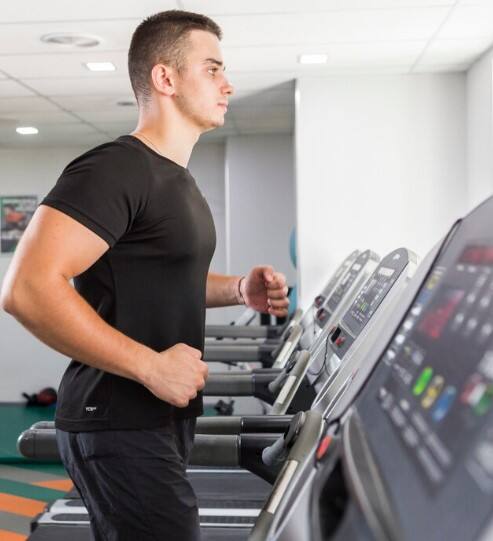 GYM ਜੁਆਇਨ ਕਰਨ ਤੋਂ ਪਹਿਲਾਂ ਆਪਣੀ ਸਰੀਰਕ ਜਾਂਚ ਕਰਵਾਓ। ਇਸ ਨਾਲ ਤੁਸੀਂ ਆਪਣੀ ਸਿਹਤ ਅਤੇ ਦਿਲ ਦੀ ਸਥਿਤੀ ਬਾਰੇ ਜਾਣ ਸਕੋਗੇ। ਜੇਕਰ ਸਰੀਰ ਦੇ ਅੰਦਰ ਕੋਈ ਬਿਮਾਰੀ ਸੰਕੇਤ ਨਜ਼ਰ ਆਵੇ ਤਾਂ ਮਾਹਿਰਾਂ ਦੀ ਸਲਾਹ ਤੋਂ ਬਾਅਦ ਹੀ ਕਸਰਤ ਕਰੋ।