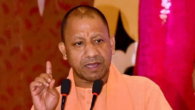 CM Yogi Adityanath Every deprived and poor get direct benefits of schemes in meeting to officials ann UP Politics: सीएम योगी की अधिकारियों के साथ बैठक, कहा- 'हर वंचित और गरीब को मिलेगा योजनाओं का सीधा लाभ'