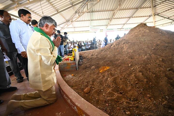 ఉద్దండరాయునిపాలెంలో రాజధానికి శంకుస్థాపన చేసిన ప్రాంతంలో సీఎం చంద్రబాబు మోకాళ్లపై కూర్చుని నమస్కారం చేశారు.