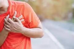 જો તમારા ડાબા હાથમાં દર્દ થાય તો થઇ જાવ સાવધાન, સામાન્ય લક્ષણો બની શકે છે જીવલેણ