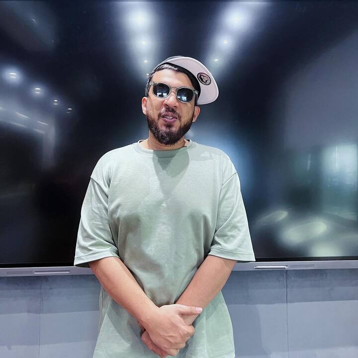 Naezy: Naved Shaikh, famously known as Naezy, is a Mumbai-based rapper celebrated for his street hip-hop style. His life inspired the hit movie 'Gully Boy', starring Ranveer Singh and Alia Bhatt. (Image: Instagram/@Naezythebaa)