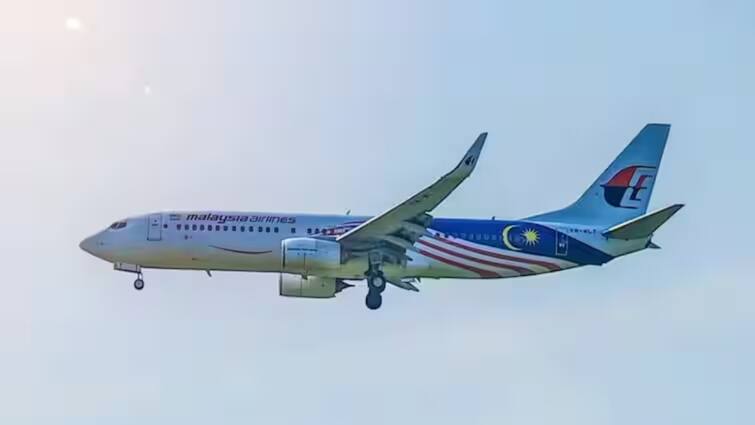 Malaysian Airlines Flight Returns to Shamshabad Airport After Takeoff - watch video Watch Video: 138 பயணிகளுடன் புறப்பட்ட விமானத்தின் இன்ஜினில் தீப்பொறி.. அவசரமாக தரையிறக்கப்பட்டதால் பரபரப்பு!