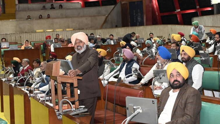 Punjab government gave good news to the employees Approval given to implement the Sixth Pay Commission Punjab News: ਪੰਜਾਬ ਸਰਕਾਰ ਨੇ ਮੁਲਾਜ਼ਮਾਂ ਨੂੰ ਦਿੱਤੀ ਖ਼ੁਸ਼ਖ਼ਬਰੀ ! ਛੇਵੇਂ ਤਨਖਾਹ ਕਮਿਸ਼ਨ ਨੂੰ ਲਾਗੂ ਕਰਨ ਲਈ ਦਿੱਤੀ ਮਨਜ਼ੂਰੀ