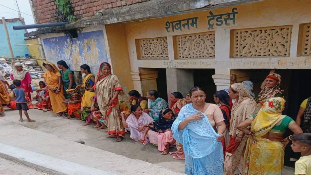 Bihar News: नवादा के एक घर में तीन महिलाओं का संदिग्ध अवस्था में मिला शव, इलाके में सनसनी Dead bodies of three women were found in suspicious condition in house in Nawada Bihar News: नवादा के एक घर में तीन महिलाओं का संदिग्ध अवस्था में मिला शव, इलाके में सनसनी