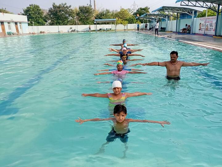 पार्क, स्कूल, कॉलेज और घरों में योग होगा. बच्चों से लेकर बुजुर्ग तक योग की सामान्य क्रियाएं करेंगे. योग दिवस से एक दिन पहले श्रीनाथपुरम स्थित तरण ताल में जल योग की जानकारी दी गई.