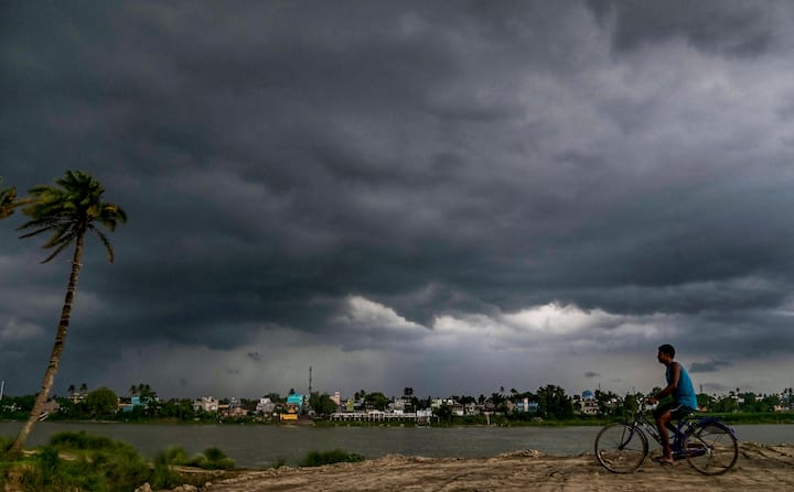 কলকাতায় আজ বাতাসে জলীয়বাষ্পের পরিমাণ বেশি। বৃষ্টি না হলে আর্দ্রতা জনিত অস্বস্তি ভোগাবে। মেঘলা আকাশ এবং বজ্রবিদ্যুৎ সহ বৃষ্টির সম্ভাবনা। বিকেল বা সন্ধ্যের দিকে বজ্রবিদ্যুৎ সহ বৃষ্টি ও ঝড়ের পরিমাণ একটু বাড়বে। তবে ভারী বৃষ্টির সম্ভাবনা আপাতত নেই। ছবি সূত্র- পিটিআই