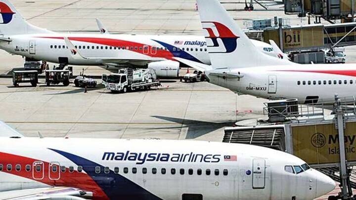 Hyderabad Kuala Lumpur flight returns to rajiv gandhi airport as pilot notices technical snag ஹைதராபாத்தில் இருந்து கிளம்பிய விமானத்தில் தீப்பொறி...! ஸ்மார்ட்டாக செயல்பட்ட விமானி.. நடந்தது என்ன?