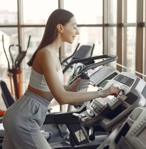 ਫਿਟਨੈਸ ਮਾਹਿਰਾਂ ਦੇ ਅਨੁਸਾਰ, ਟ੍ਰੈਡਮਿਲ 'ਤੇ ਦੌੜਦੇ ਸਮੇਂ ਆਪਣੇ ਦਿਲ ਦੀ ਧੜਕਣ ਦੀ ਜਾਂਚ ਕਰਦੇ ਰਹੋ। ਟ੍ਰੈਡਮਿਲ ਵਿੱਚ ਦਿਲ ਦੀ ਧੜਕਣ ਟੀਚੇ ਦੇ ਦਿਲ ਦੀ ਗਤੀ ਤੋਂ ਵੱਧ ਨਹੀਂ ਹੋਣੀ ਚਾਹੀਦੀ।