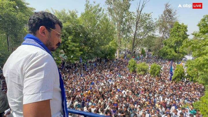 लोकसभा चुनाव में नगीना सीट से जीतकर नए दलित चेहरे के रूप में उभरे चंद्रशेखर आजाद अब उत्तर प्रदेश विधानसभा उपचुनाव में अपने उम्मीदवार उतारने की तैयारी कर रहे हैं. यह समाजवादी पार्टी और बीजेपी दोनों के लिए मुसीबत खड़ी कर सकता है.