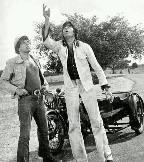 भारतीय सिनेमा में जब ऐतिहासिक फिल्मों की बात होती है तो साल 1975 में आई फिल्म शोले का जिक्र जरूर होता है. फिल्म में अमिताभ बच्चन (जय), धर्मेंद्र (वीरू), हेमा मालिनी (बसंती), अमजद खान (गब्बर), संजीव कुमार (ठाकुर) और जया बच्चन (राधा) जैसे कलाकार नजर आए थे.