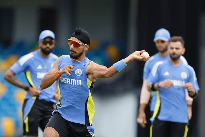 वेस्ट इंडिजमध्ये सुपर 8 च्या सर्व लढती होणार आहेत. रोहित शर्मा त्यामुळं फिरकी गोलंदाजी मजबूत करण्यावर भर देईल. कुलदीप यादवला संघात संधी मिळू शकते.