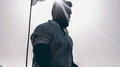 Guess Who: जहां पिता करते थे टेबल साफ...स्टार बनने के बाद बेटे ने खरीद डाली तीनों बिल्डिंग, पहचाना?