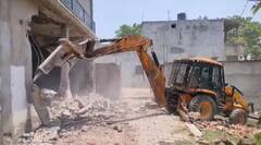 अतीक के भाई की फरार बीवी के घर पर चला बुलडोजर, सामने आईं ये तस्वीरें