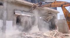 अतीक के भाई की फरार बीवी के घर पर चला बुलडोजर, सामने आईं ये तस्वीरें