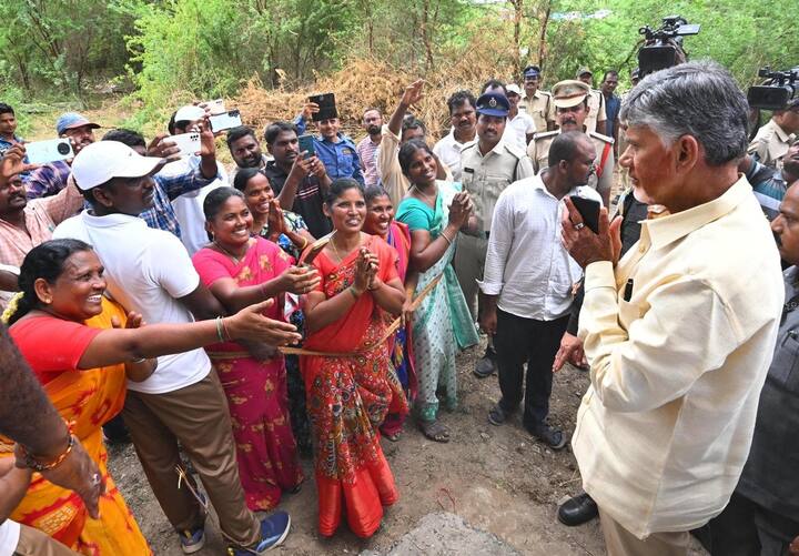 అమరావతిలో సీఎం చంద్రబాబు పర్యటన సందర్భంగా అక్కడకు వచ్చిన ప్రజలకు ఆయన అభివాదం చేశారు.