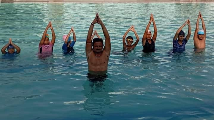 International Day of Yoga 2024: कोटा में योग दिवस से पहले पानी के अंदर आसन का प्रशिक्षण दिया गया. लोग श्ववासन, ताड़ासन, वृक्षासन, पद्मासन एवं मत्स्यासन से रूबरू हुए.