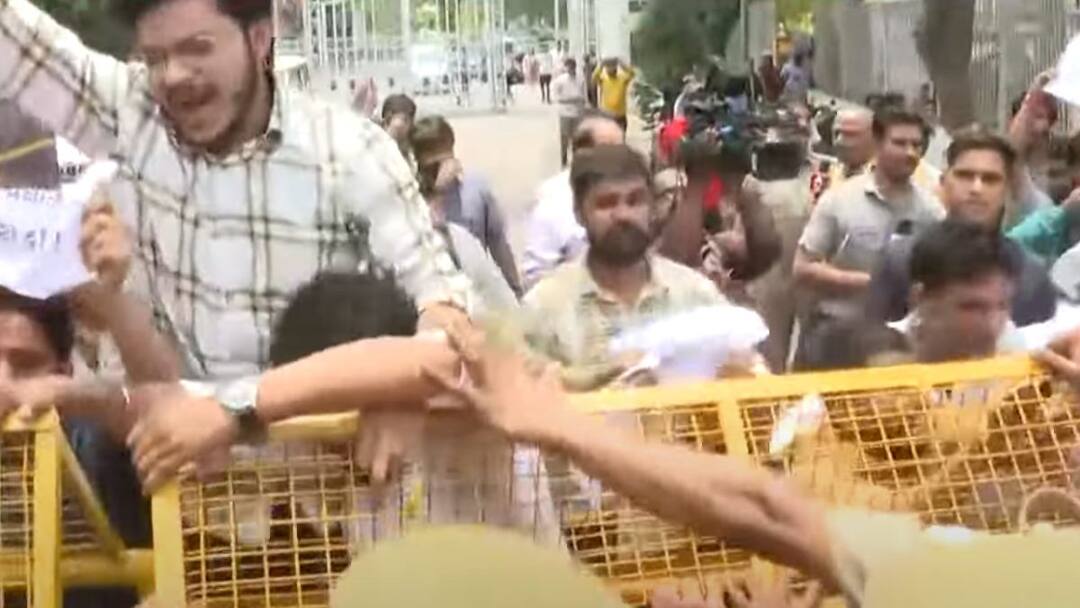 UGC परीक्षा रद्द होने के बाद लखनऊ में प्रदर्शन, योगी के मंत्री बोले- सरकार प्रयास कर रही है UGC-NET June Exam Cancelled Student Prtests and UP Police deployed in Lucknow UGC परीक्षा रद्द होने के बाद लखनऊ में प्रदर्शन, योगी के मंत्री बोले- सरकार प्रयास कर रही है