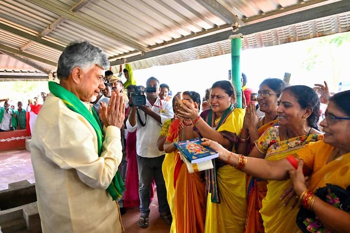ఉద్దండరాయునిపాలెంలోని రాజధాని ప్రాంత రైతులు, మహిళలను సీఎం చంద్రబాబు కలిశారు.