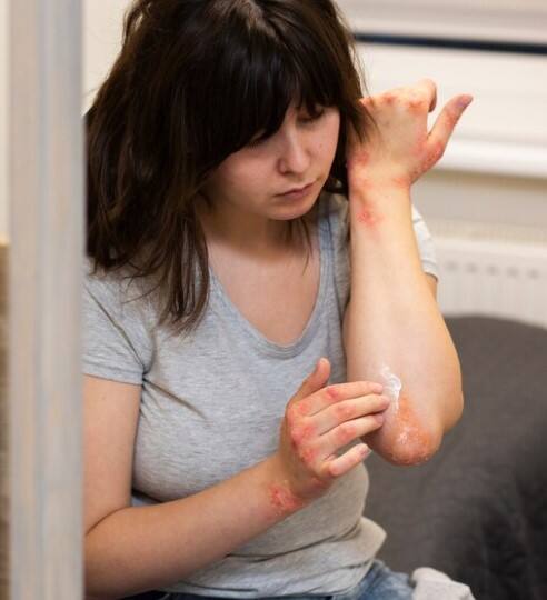 ਪਰ ਡਾਕਟਰ ਦਾ ਮੰਨਣਾ ਹੈ ਕਿ ਬਰਫ ਜਾਂ ਕੋਲਗੇਟ ਨੂੰ ਕਦੇ ਵੀ ਸੜੀ ਹੋਈ ਜਗ੍ਹਾ 'ਤੇ ਨਹੀਂ ਲਗਾਉਣਾ ਚਾਹੀਦਾ। ਇਸ ਦੇ ਪਿੱਛੇ ਕੀ ਕਾਰਨ ਹੈ, ਆਓ ਜਾਣਦੇ ਹਾਂ ਏਮਜ਼ ਦਿੱਲੀ ਦੇ ਨਿਊਰੋਲੋਜਿਸਟ ਡਾਕਟਰ ਪ੍ਰਿਅੰਕਾ ਸ਼ੇਰਾਵਤ ਤੋਂ ਇਸ ਦੇ ਬਾਰੇ...