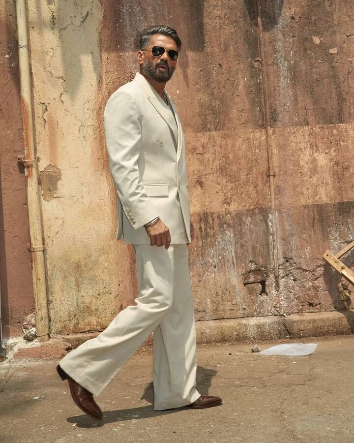 एक पॉडकास्ट के दौरान हाल ही में सुनील शेट्टी ने अपनी लाइफ से जुड़ी कई बातें दर्शकों के साथ शेयर की. सुनील शेट्टी ने बताया कि महज नौ साल की उम्र में उनके पिता घर छोड़कर भाग आए थे और एक रेस्टोरेंट में टेबल साफ करने तक काम किया.