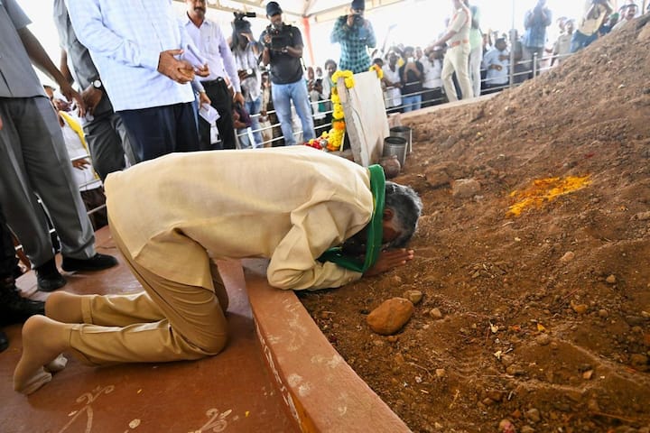 రాజధాని శంకుస్థాపన చేసిన ప్రాంతంలో సీఎం చంద్రబాబు సాష్టాంగ నమస్కారం చేస్తూ ప్రణమిల్లారు.