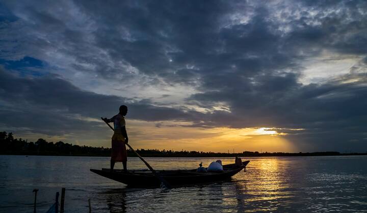 বর্ষার অনুকূল পরিবেশ দক্ষিণবঙ্গে। মেঘলা আকাশ, হালকা বৃষ্টির সম্ভাবনা। বেশিরভাগ জেলাতেই বজ্রবিদ্যুৎ সহ বৃষ্টি ও দমকা ঝোড়ো হাওয়া। ঝড় বৃষ্টির সম্ভাবনা বেশি থাকবে পশ্চিমের জেলাগুলিতে। প্রাক বর্ষার বৃষ্টি শুরু গাঙ্গেয় পশ্চিমবঙ্গে। বর্ষার অনুকূল পরিস্থিতি তৈরি গাঙ্গেয় পশ্চিমবঙ্গে। ছবি সূত্র- পিটিআই