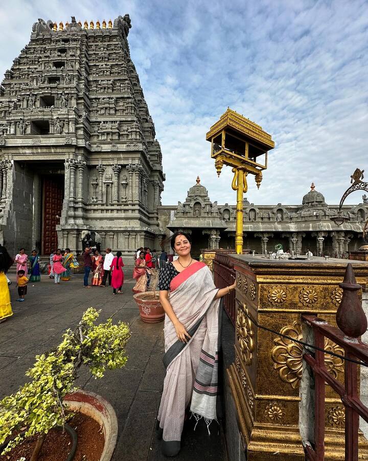 ఈ ఫోటోలను ఇన్స్టాలో షేర్ చేసింది అనసూయ. వాటికి Om Sri LakshmiNaarasimha Swamine Namaha 😇🙏🏻❤️ అంటూ క్యాప్షన్ ఇచ్చింది.(Images Source : Instagram/Anasuya bharadwaj)