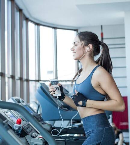 ਫਿਟਨੈੱਸ ਫ੍ਰੀਕਸ 'ਚ ਕਸਰਤ ਕਰਨ ਲਈ ਜਿੰਮ ਜਾਣ ਦਾ ਰੁਝਾਨ ਵਧਦਾ ਜਾ ਰਿਹਾ ਹੈ। ਲੋਕ ਟ੍ਰੈਡਮਿਲਾਂ 'ਤੇ ਤੇਜ਼ ਰਫਤਾਰ ਨਾਲ ਦੌੜਦੇ ਹਨ, ਭਾਰੀ ਵਜ਼ਨ ਨੂੰ ਘਟਾਉਣ ਦੇ ਲਈ ਖੁਦ ਨੂੰ ਫਿੱਟ ਕਰਨ ਦੇ ਲਈ ਬਹੁਤ ਜ਼ਿਆਦਾ ਪਸੀਨਾ ਵਹਾਉਣਾ ਪੈਂਦਾ ਹੈ। ਹਾਲਾਂਕਿ, ਟ੍ਰੈਡਮਿਲ 'ਤੇ ਜ਼ਿਆਦਾ ਦੇਰ ਤੱਕ ਦੌੜਨਾ ਦਿਲ ਦੇ ਲਈ ਘਾਤਕ ਸਾਬਤ ਹੋ ਸਕਦਾ ਹੈ।