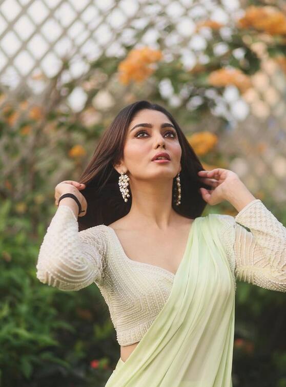 सना की बात करें तो वो टीवी की फेमस एक्ट्रेसेस में से एक हैं.  इसके अलावा वो तेलुगू और तमिल फिल्में भी करती हैं. एक्ट्रेस ने 2009 में MTV Scooty Teen Diva में हिस्सा लिया था.