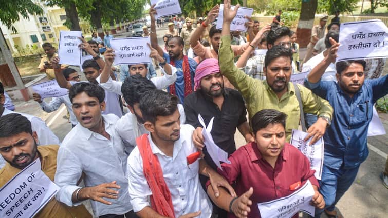 Lucknow: Students Protest Over UGC-NET Exam Cancellation, Demand Pradhan's Resignation Lucknow: Students Protest Over UGC-NET Exam Cancellation, Demand Pradhan's Resignation